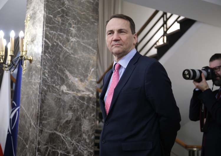 Radosław Sikorski Sekretarz Stanu USA odwołał zaproszenie dla Sikorskiego. Fala komentarzy w sieci