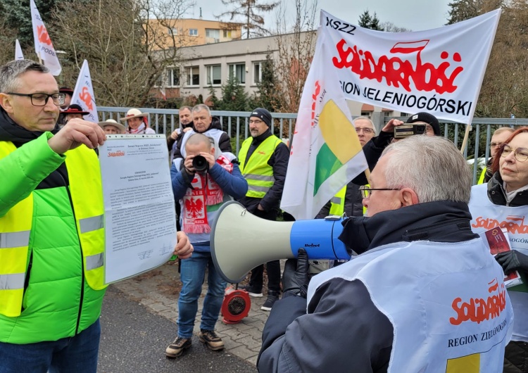 Protest przed Radiem Zachód Zielonogórska Solidarność manifestowała w obronie zwolnionych z Radia Zachód pracowników
