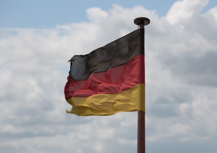 Niemiecka flaga, zdjęcie poglądowe Skandal w Niemczech. Telewizja namawia do wstępowania do rosyjskiej armii