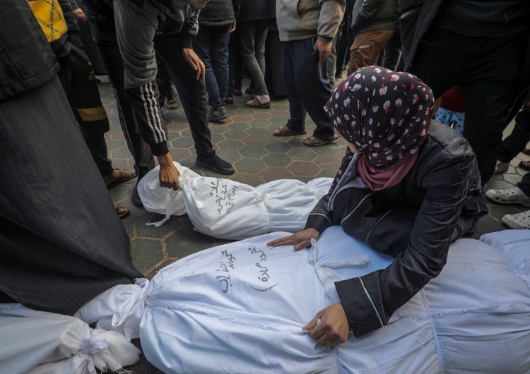 Palestyńska kobieta nad zwłokami członków rodziny, ofiar nalotów na Gazę Izraelski bank zamyka ONZ-owskie konto pomocy palestyńskim uchodźcom