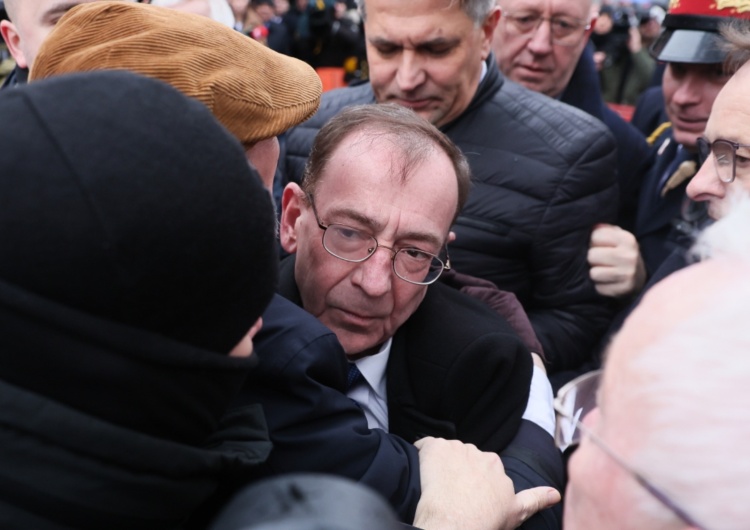 Mariusz Kamiński pod Sejmem Kamiński do Hołowni: Materiał dowodowy jest obfity. Łamiesz prawo