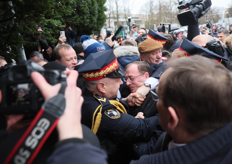 Mariusz Kamiński i Maciej Wąsik chcieli wziąć udział w posiedzeniu Sejmu Antoni Macierewicz uderzył Mariusza Kamińskiego? Były szef MON dementuje