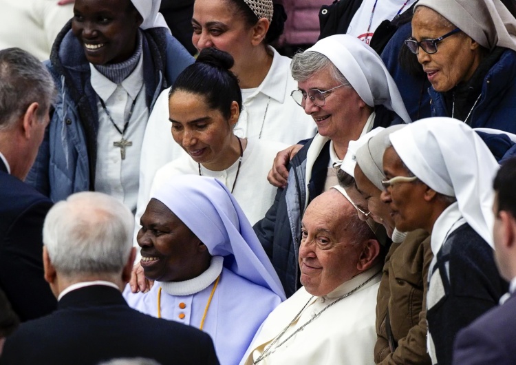 Papież Franciszek w otoczeniu kobiet Franciszek: Nie słuchaliśmy głosu kobiet w Kościele w wystarczającym stopniu