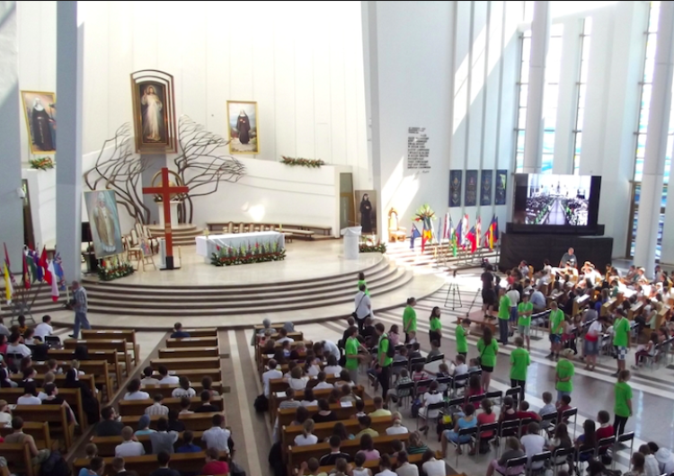 Wnętrze Sanktuarium Bożego Miłosierdzia Łagiewniki: Msza św. z okazji Światowego Dnia Chorego