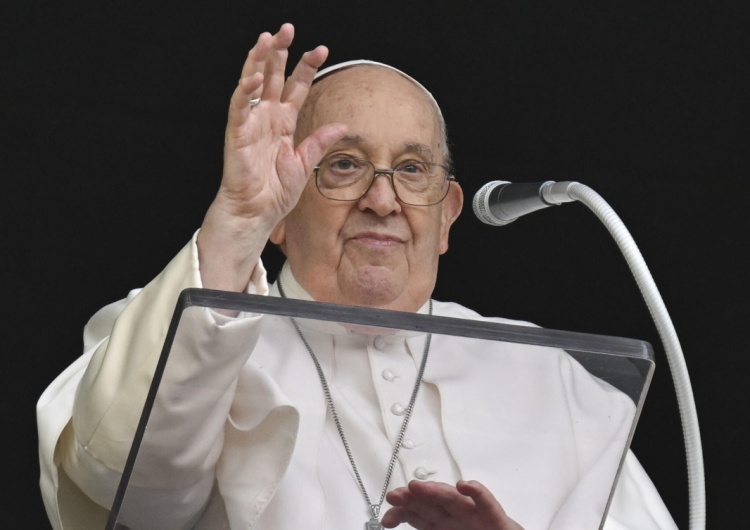 Papież Franciszek Papież na „Anioł Pański”: Styl Jezusa wobec cierpiących - niewiele słów i konkretne fakty