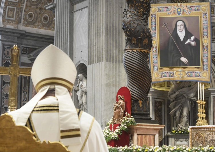 Papież Franciszek ogłaszający nową świętą - Mamę Antulę Papież kanonizował pierwszą w historii Argentynkę - propagatorkę ćwiczeń duchowych