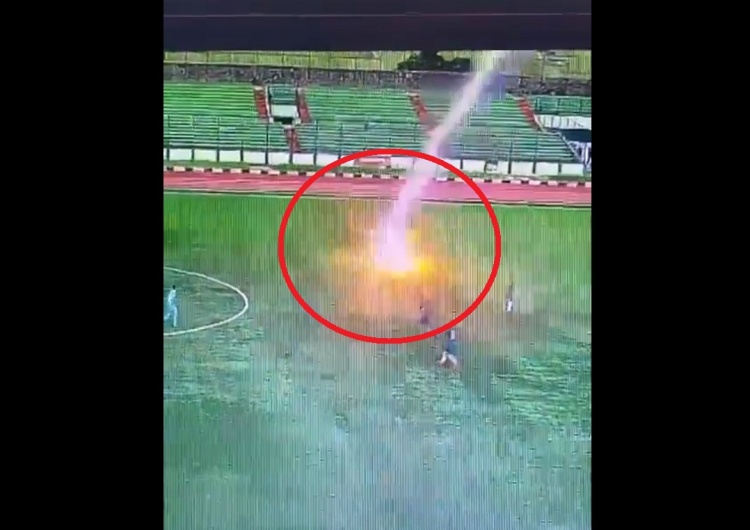 Piłkarz rażony piorunem w Indonezji Piorun uderzył piłkarza podczas meczu. Szokujące nagranie [WIDEO]