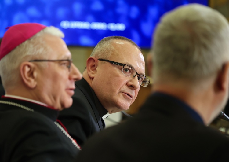 bp Artur Miziński i ks. Piotr Stanisz Bp Miziński: Jesteśmy gotowi na dialog ws. zmiany modelu finansowania Kościoła