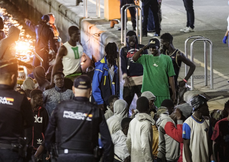 Migranci przybywają do Hiszpanii Kanthak o pakcie migracyjnym: Polska receptą na problem, który stworzył Zachód