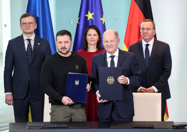 Prezydent Ukrainy Wołodymyr Zełenski i kanclerz Niemiec Olaf Scholz „To historyczny krok”. Prezydent Zełenski z wizytą w Berlinie