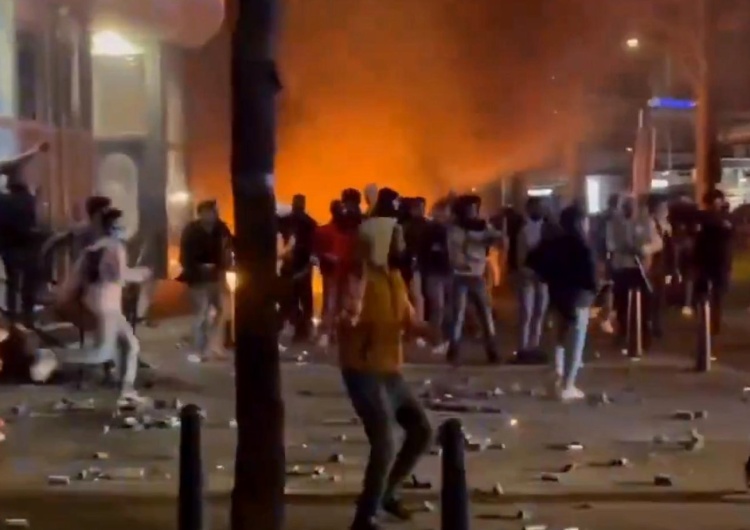 Zamieszki wywołane przez migrantów w Hadze Gwałtowne zamieszki wywołane przez imigrantów w Holandii [VIDEO]