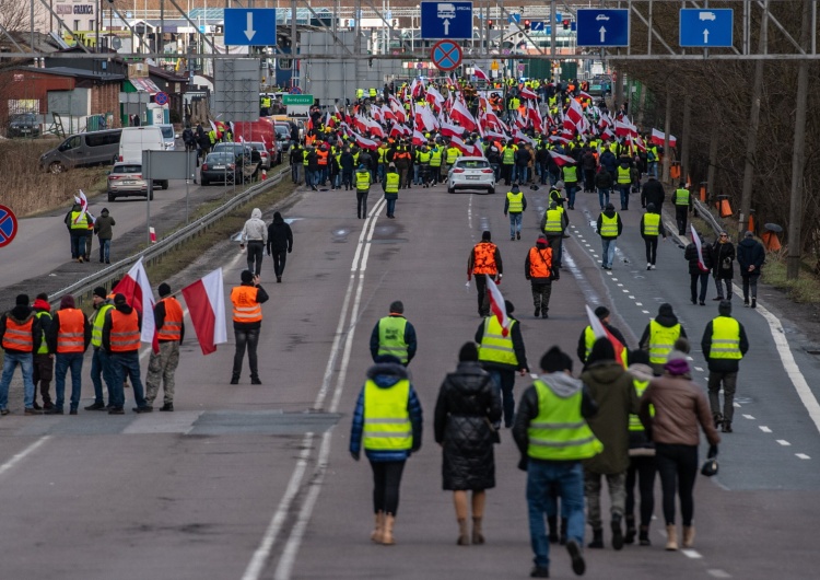 18.02.2024. Międzynarodowy protest rolników przy polsko-ukraińskim przejściu granicznym w Dorohusku, Ukraińcy rozpoczęli akcję odwetową. To odpowiedź na protest polskich rolników