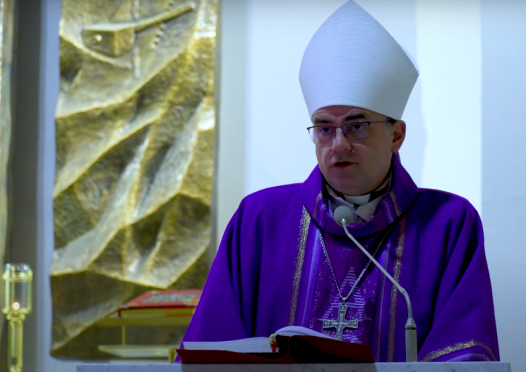Napisz Jak Powinna Być Modlitwa By Podobała Się Bogu Bp Robert Chrząszcz: Modlitwa nie powinna być spektaklem, ale intymnym