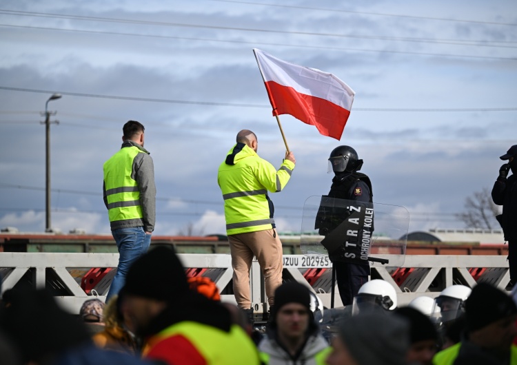 Protesty rolników, Medyka Pomimo decyzji Tuska rolnicy nie mają zamiaru ustępować z granicy