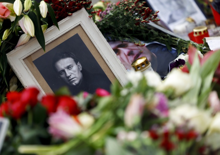 Kwiaty i znicze składane po śmierci Aleksieja Nawalnego Prawosławni apelują o wydanie ciała Nawalnego: