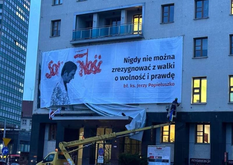  Na budynku Komisji Krajowej NSZZ „Solidarność” zawisł baner z bł. ks. Jerzym Popiełuszką