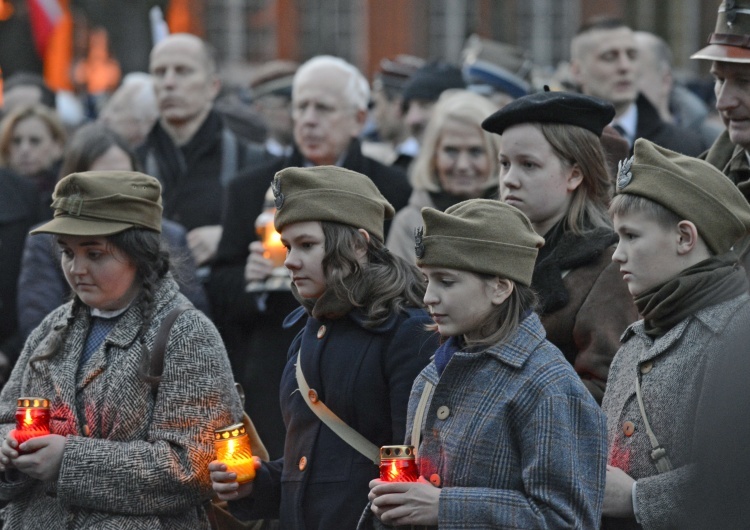 Dzieci ze zniczami podczas obchodów Narodowego Dnia Pamięci o Żołnierzach Wyklętych 