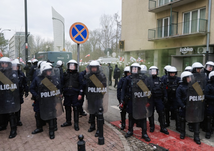 Awantury pod Sejmem w czasie protestu rolników Policja użyła siły i gazu wobec protestujących rolników [WIDEO] 