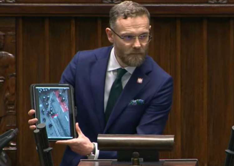Poseł Zbigniew Bogucki pokazuje parlamentarzystom nagranie z protestu Pokazał w Sejmie szokujące nagranie z protestu: „Patowładza”