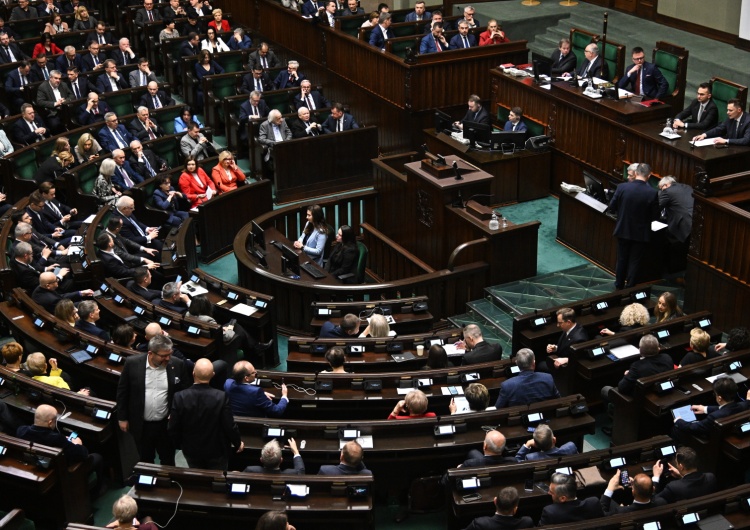 Sejm przyjął uchwałę ws. „usunięcia skutków kryzysu konstytucyjnego”