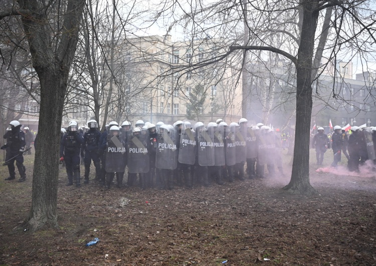 Policja podczas protestu rolników Rolnik ze zdiagnozowanym tętniakiem wyszedł z aresztu. „Został potraktowany przez policję w sposób przestępczy”