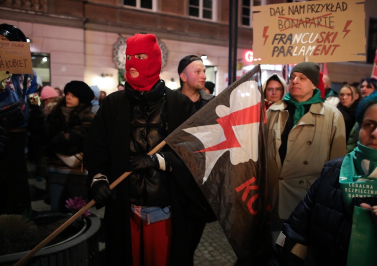 Uczestnicy protestu Ogólnopolskiego Strajku Kobiet w Warszawie Kuriozalne wystąpienie na Strajku Kobiet: „Chcą nas gnoić, mordować”