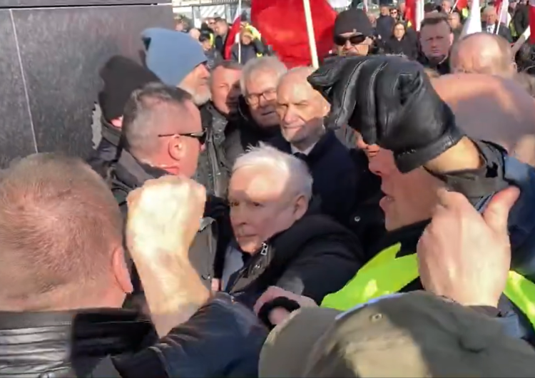Awantura pod pomnikiem  Gorąco podczas miesięcznicy smoleńskiej. Doszło do przepychanek [WIDEO] 