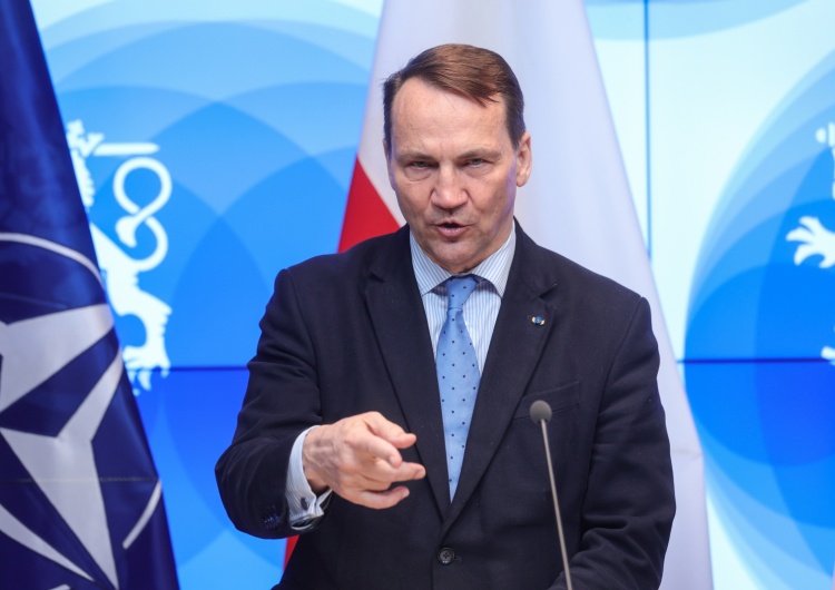 Radosław Sikorski Były szef MSZ: Sikorski nie może odwołać ambasadora