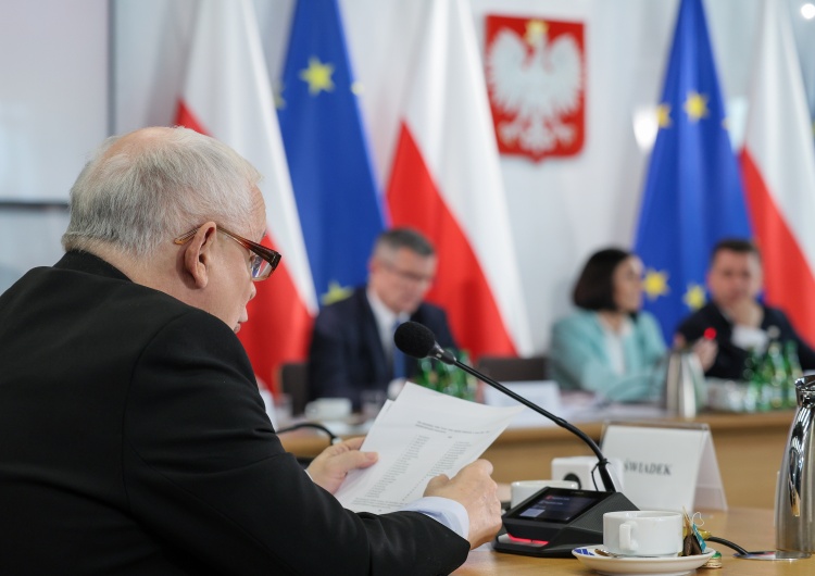 Jarosław Kaczyński na komisji ds. Pegasusa  Kompromitacja komisji ds. Pegasusa. Arkadiusz Czartoryski dla Tysol.pl: Ten skład sobie nie radzi