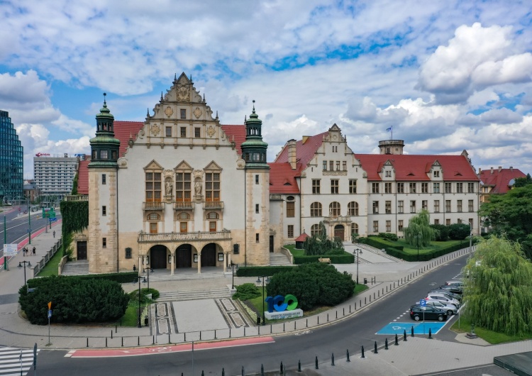 Uniwersytet Adama Mickiewicza w Poznaniu Uniwersytet Adama Mickiewicza promuje w kampanii wyborczej spotkanie oznaczone logotypem KO. „To nowe standardy?”