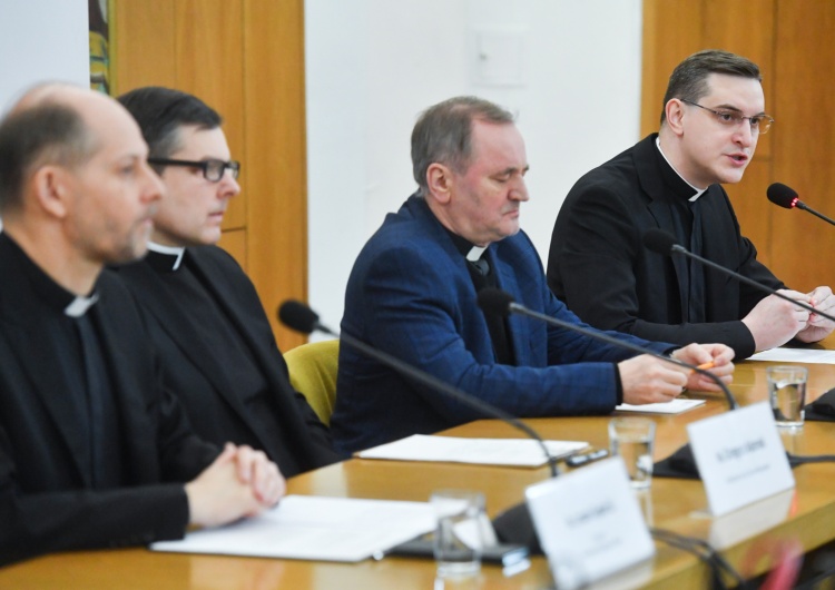 o. Leszek Gęsiak SJ, ks. Grzegorz Adamski, o.. Zdzisław Wojciechowski SJ, ks. Mateusz Kielarski Sekretariat KEP o duchowym przygotowaniu do Triduum Paschalnego oraz 