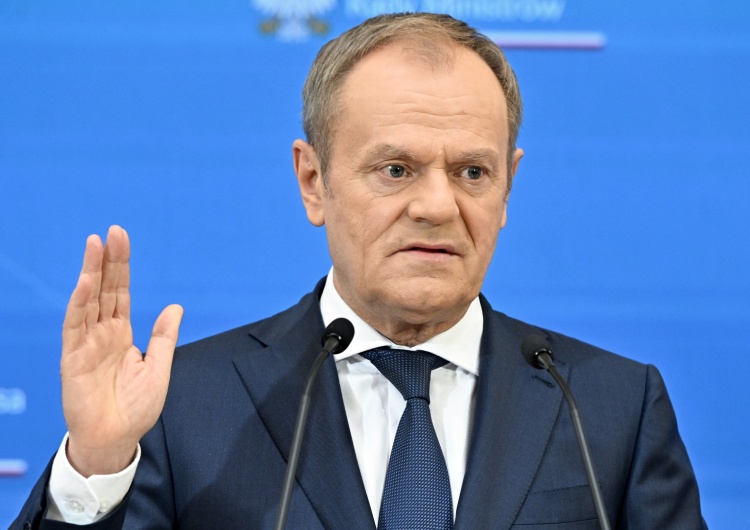 Donald Tusk Tusk atakuje Morawieckiego i Sasina.