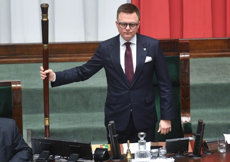 Szymon Hołownia Sejm chwali się srebrnym przyciskiem YouTube'a.