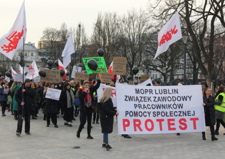 Protest pracowników lubelskiego MOPR-u Pracownicy lubelskiego MOPR-u walczą o podwyżki
