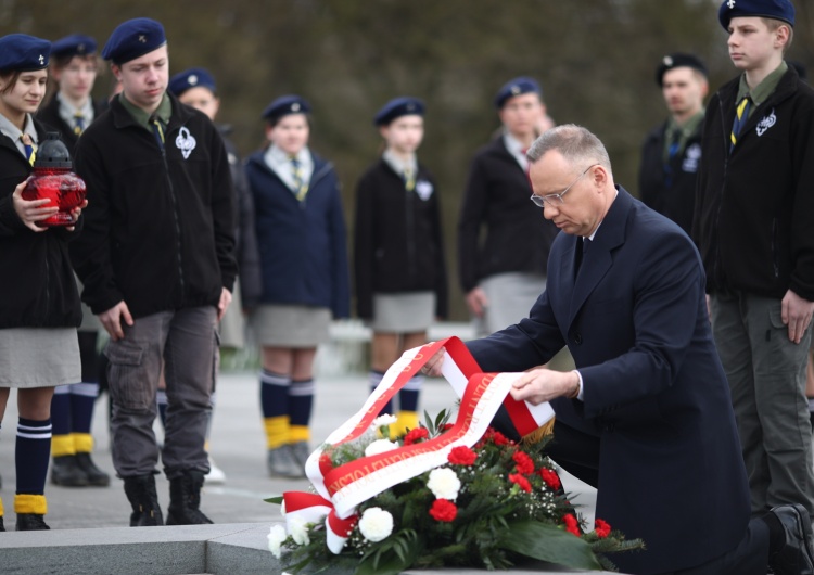 Prezydent RP Andrzej Duda podczas uroczystości złożenia kwiatów przed Tablicą Pamięci Żydów Ofiar Zagłady i Nieznanych Polaków Niosących im Pomoc na terenie Muzeum Polaków Ratujących Żydów podczas II wojny światowej im. Rodziny Ulmów w Markowej 80. rocznica męczeńskiej śmierci Rodziny Ulmów i Dzień Pamięci Polaków ratujących Żydów pod okupacją niemiecką