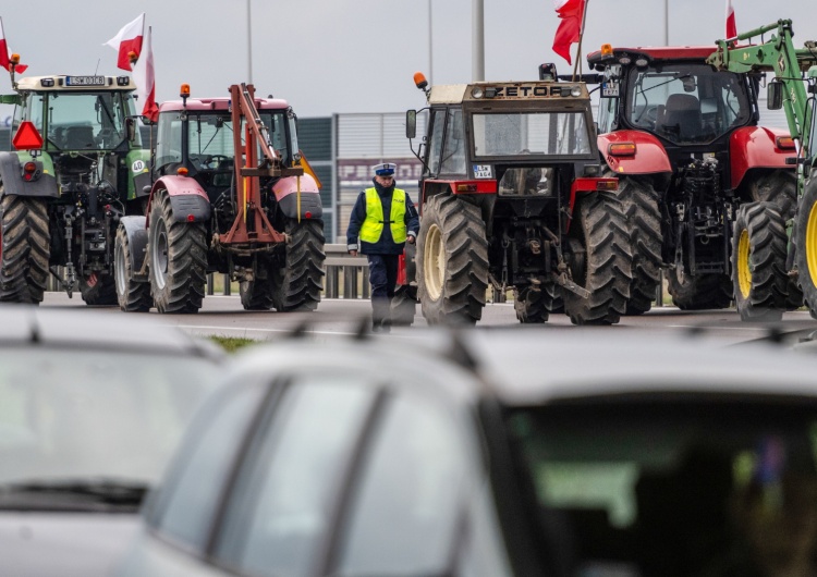 Protest rolników w miejscowości Krępiec Europoseł KO dostał prezent od rolników