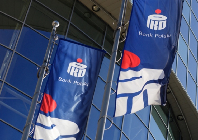 Flagi przed siedzibą centrali PKO Banku Polskiego Zmiana w największym polskim banku. Jest decyzja rady nadzorczej PKO BP