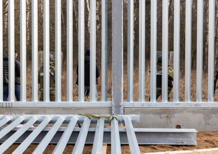 zapora na granicy  Medialna cisza nad śmiercią migranta. Odsłaniamy podwójne standardy lewicowo-liberalnych mediów  