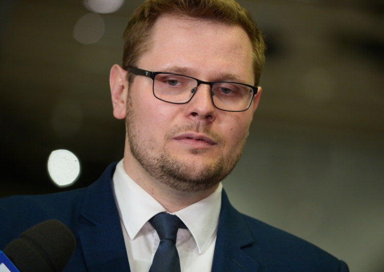 Michał Woś Obecny na komisji ds. Pegasusa Michał Woś ukarany za nieobecność