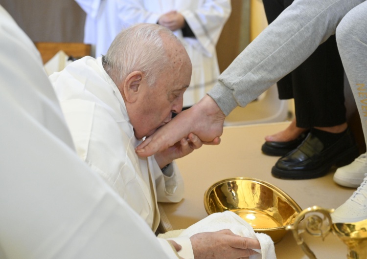 Papież Franciszek, Msza Wieczerzy Pańskiej Papież umył nogi dwunastu więźniarkom