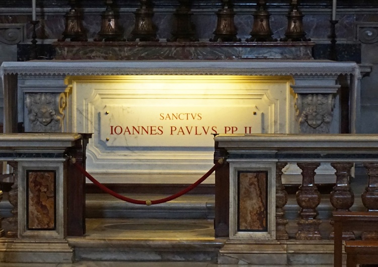 Grób św. Jana Pawła II Kard. De Donastis zaprasza lud Boży do udziału we Mszy św. w 10. rocznicę kanonizacji św. Jana Pawła II