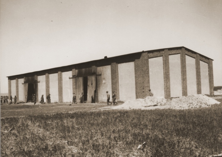 Stodoła, miejsce zbrodni 79. lat temu Niemcy zamknęli 1016 więźniów, głównie Polaków, w stodole w Gardelegen i podpalili [WIDEO]