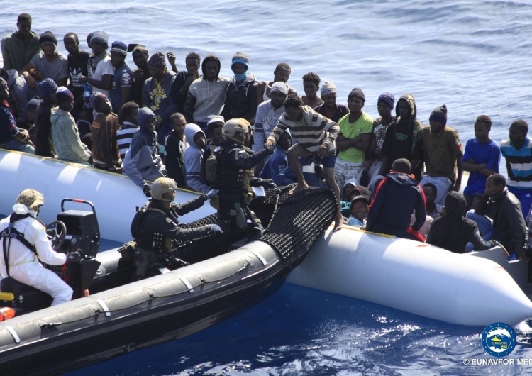 Imigranci uratowani na Morzu Środziemnym Przyjmując pakt migracyjny UE zdestabilizuje się sama