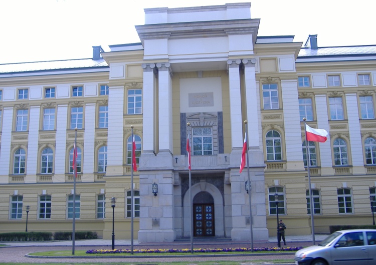 Kancelaria premiera Nieznana substancja rozlana przed Kancelarią Premiera