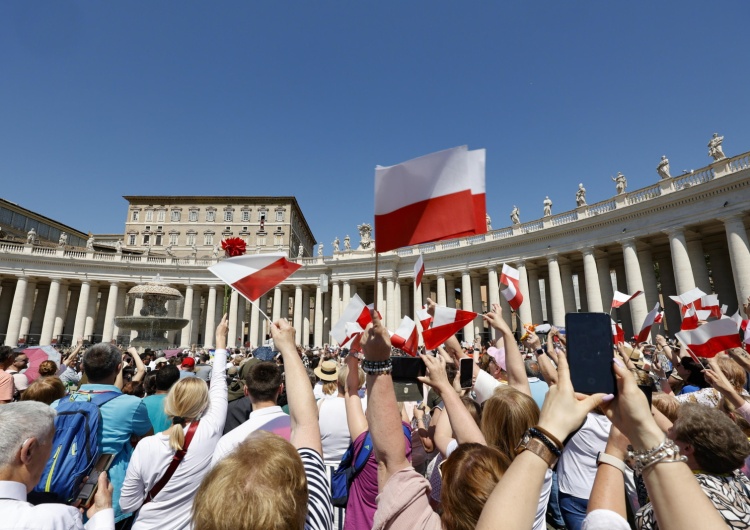 Plac św. Piotra, modlitwa Regina Caeli Papież o mocy dzielenia się wiarą: Jezus uczyni nasze spotkania i środowiska jeszcze piękniejszymi