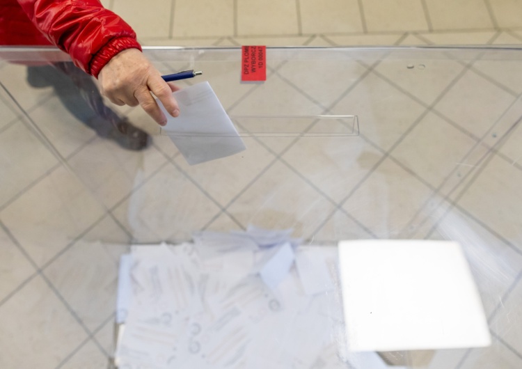 Głosowanie w jednym z lokali wyborczych Zdecydowało kilka głosów. Burmistrz z PiS zapowiada protest