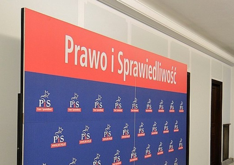 Szyld Prawa i Sprawiedliwości „Odchodzę”. Ważny polityk PiS wydał oświadczenie