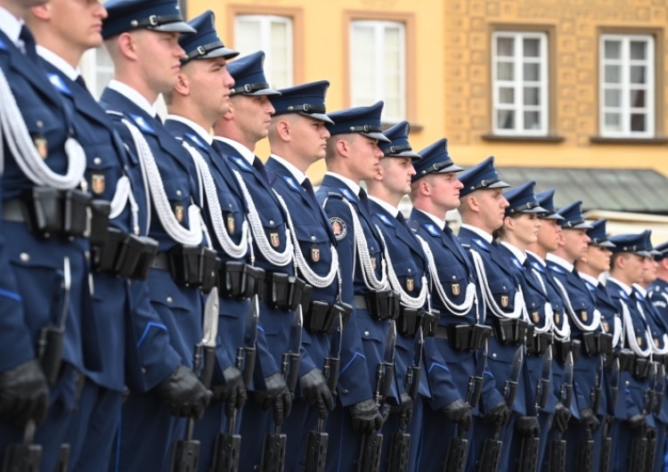 Policjanci - zdjęcie poglądowe „S” służb mundurowych przeciwko zrównaniu uposażeń tylko w pierwszych grupach zaszeregowań