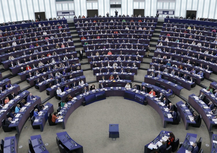 Obrady Parlamentu Europejskiego PE zatwierdził przedłużenie liberalizacji handlu z Ukrainą. Ci posłowie z Polski głosowali 