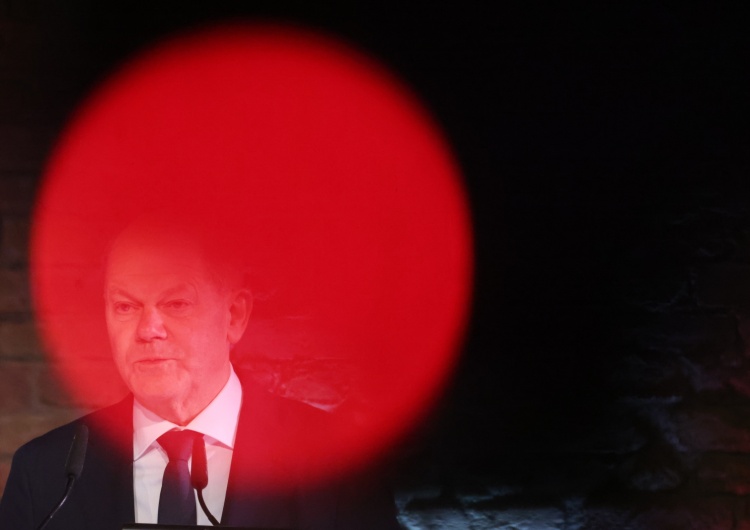 Olaf Scholz Antoni Rybczyński: Alarm! Niemcy chcą nas chronić przed Rosją